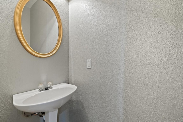 bathroom featuring sink