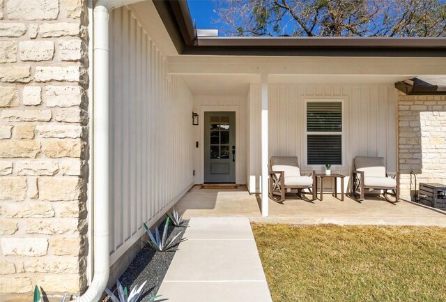 property entrance featuring a lawn