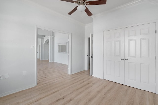 unfurnished bedroom featuring light wood-type flooring, a closet, ceiling fan, and ornamental molding