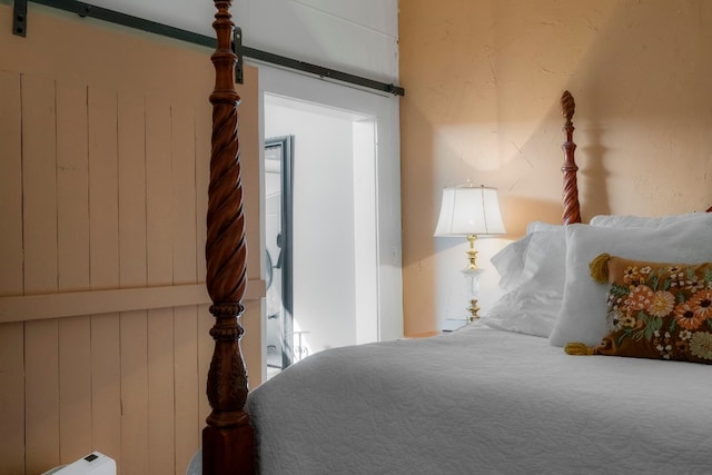 bedroom featuring a barn door