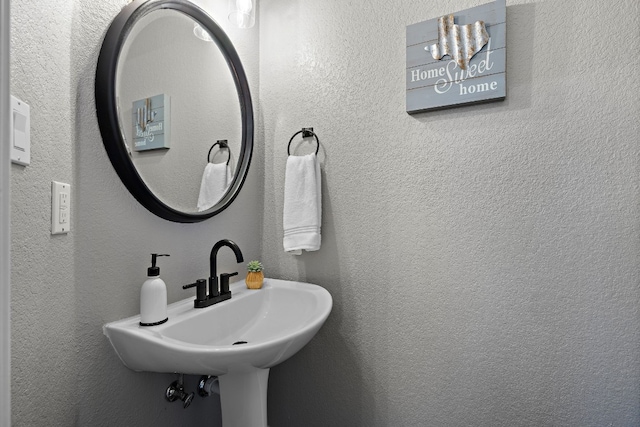 bathroom featuring sink