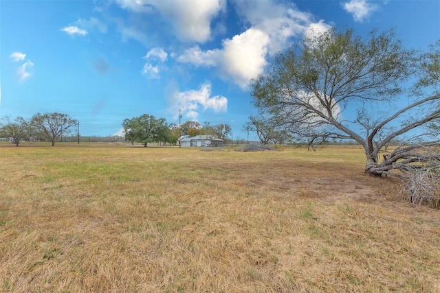 view of yard featuring a rural view