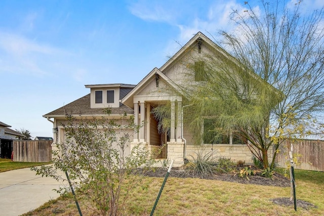 view of front of home featuring a front yard