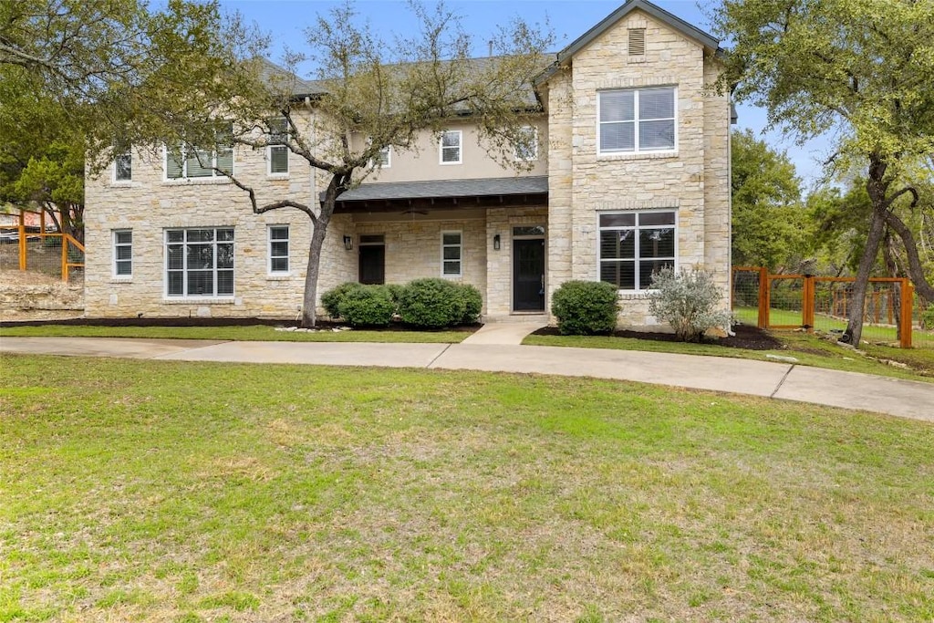 view of front of home featuring a front lawn