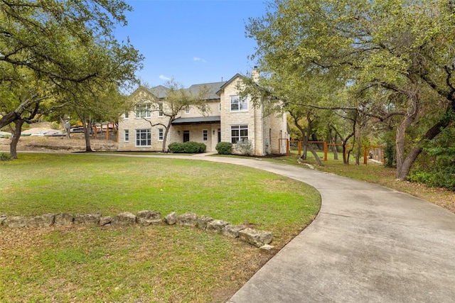 view of front of home featuring a front yard