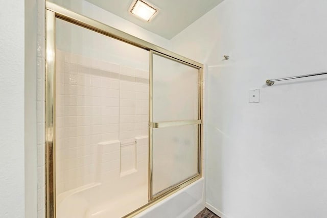 bathroom with enclosed tub / shower combo