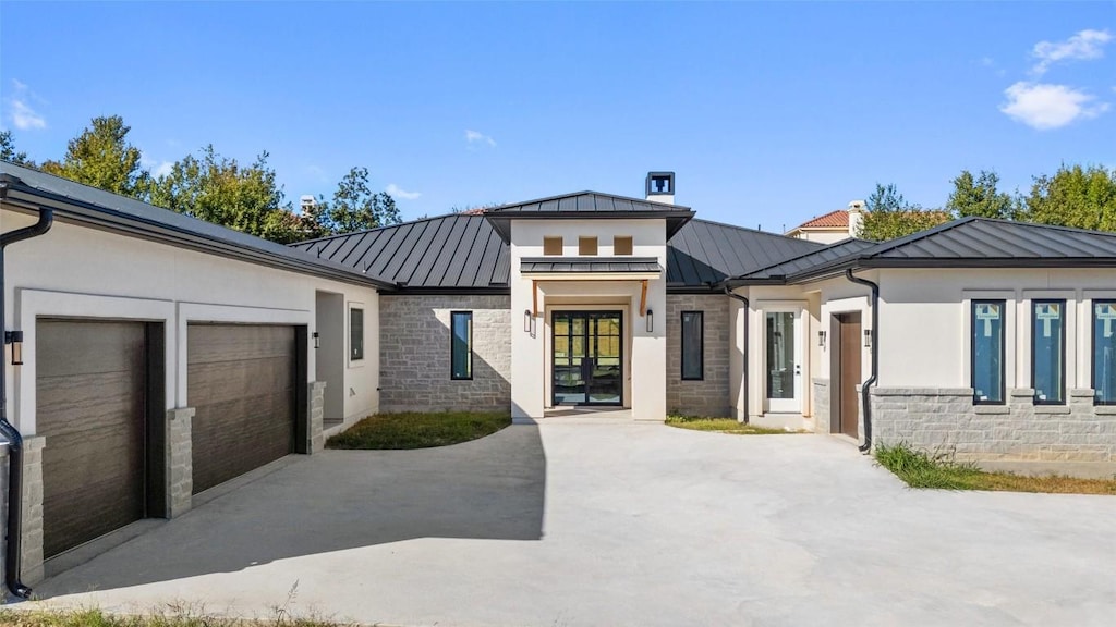 view of front facade featuring a garage