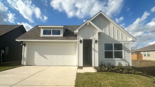 view of front facade featuring a front lawn and a garage