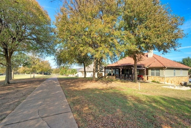 view of front of property featuring a front lawn