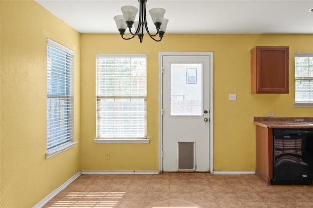 doorway with a notable chandelier