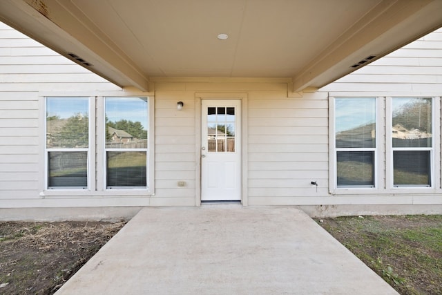 entrance to property featuring a patio