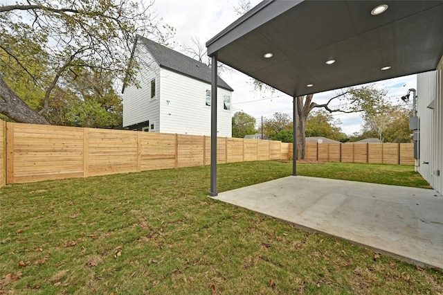 view of yard featuring a patio area