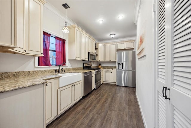 364 Ponderosa Loop, Paige, TX 78659 - kitchen featuring stainless steel appliances, cream cabinets, a sink, crown molding, and dark wood-style flooring