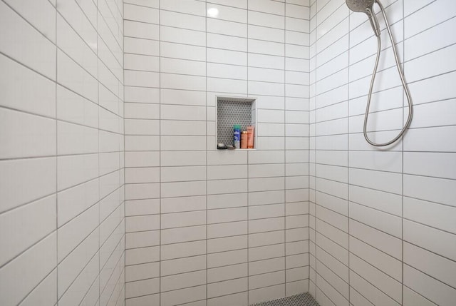 bathroom featuring tiled shower