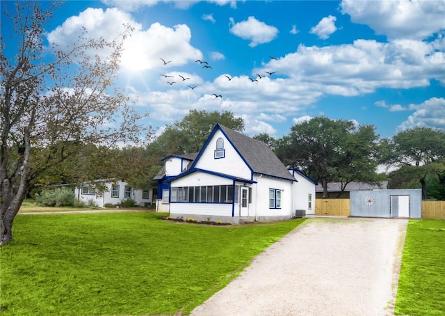 view of front facade featuring a front yard and cooling unit