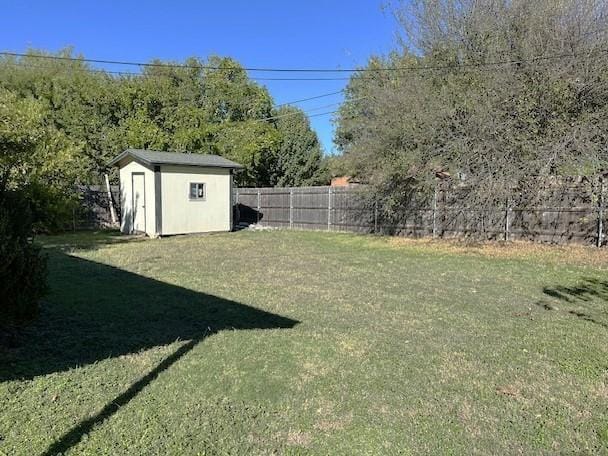 view of yard with a shed