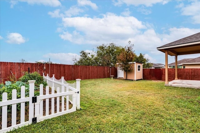 view of yard with a storage shed