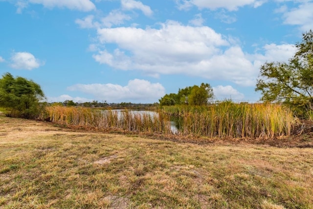 view of yard featuring a water view