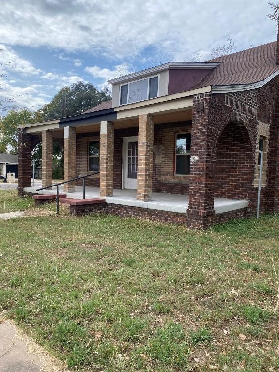 view of front facade with a front lawn and a porch