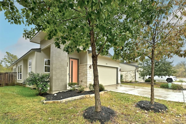 view of front facade featuring a garage and a front yard