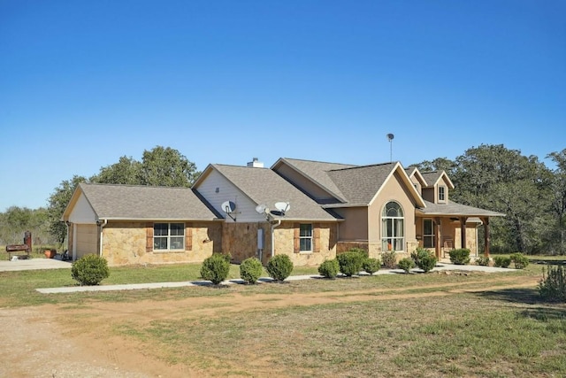 view of front of property featuring a front yard and a garage