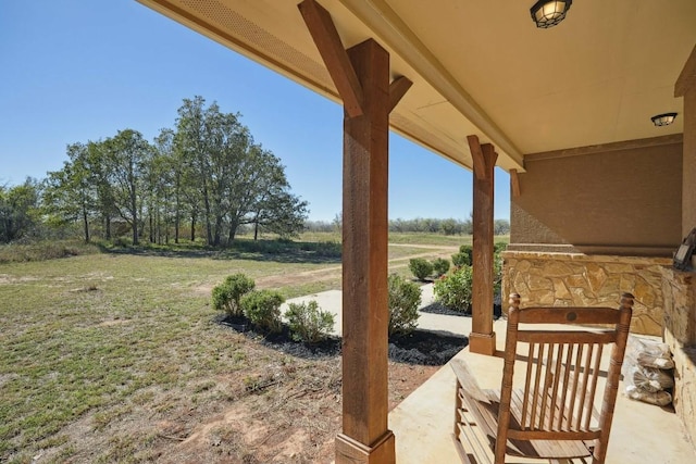 view of yard featuring a rural view