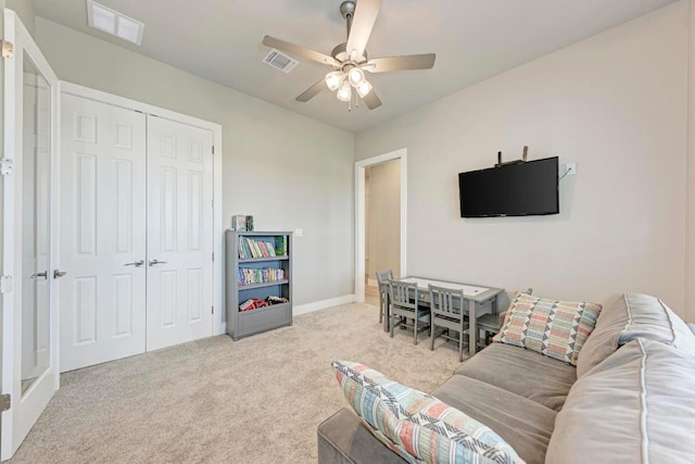 carpeted living room featuring ceiling fan