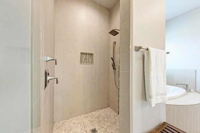 bathroom featuring tiled shower