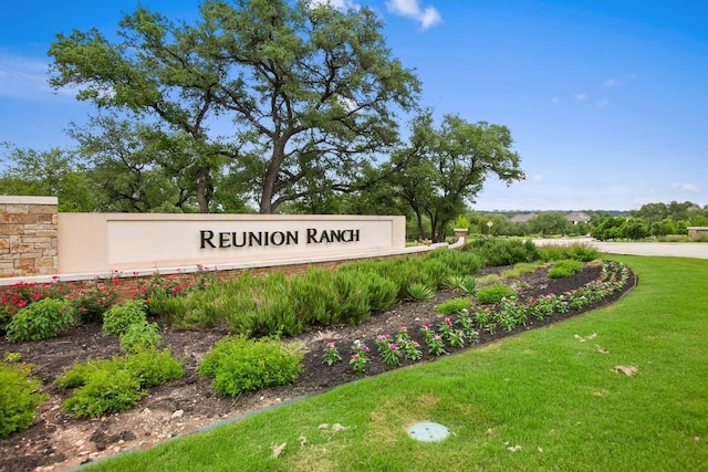 community sign featuring a yard