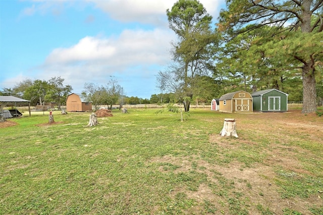 view of yard featuring a shed