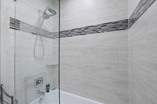 bathroom with tiled shower / bath