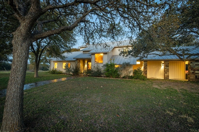 view of front facade with a front yard