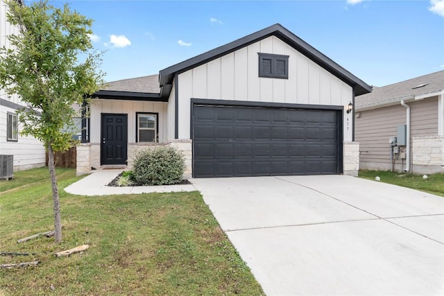 view of front facade featuring a front lawn and a garage