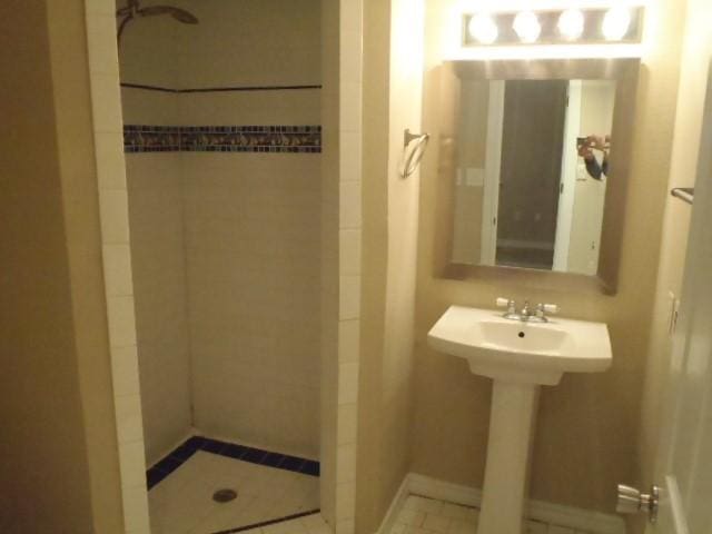 bathroom featuring a tile shower