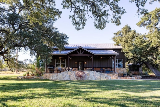 view of front facade with a front lawn