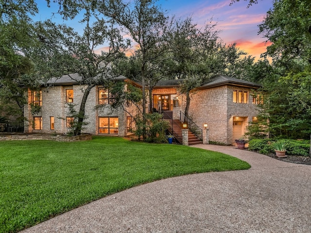 view of front of house featuring a lawn