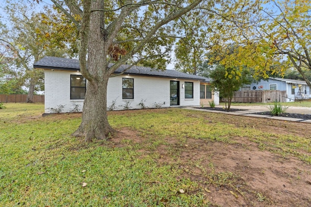 single story home with a front lawn