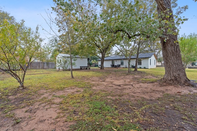 view of yard featuring a storage shed