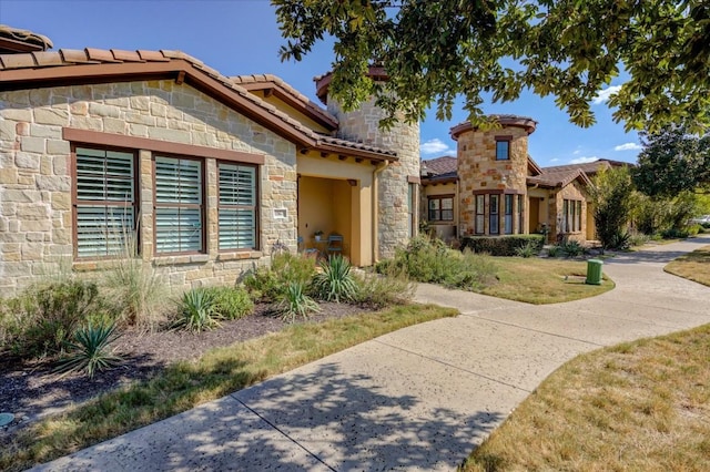 view of front of house with a front lawn