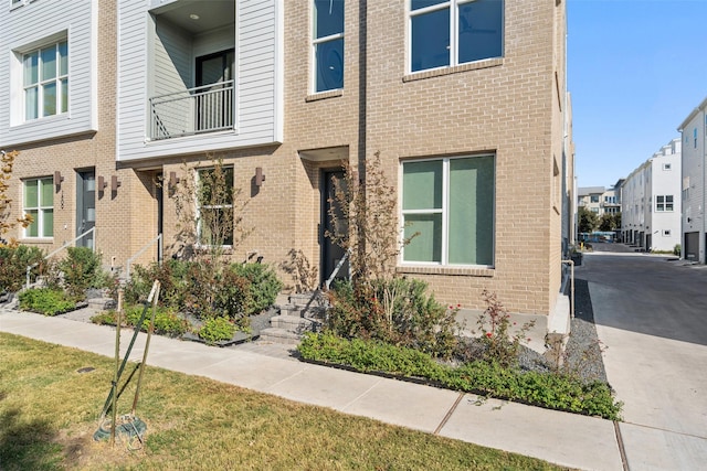 view of front of property featuring a front lawn