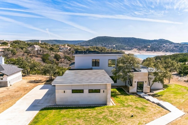 view of front facade featuring a mountain view and a front yard