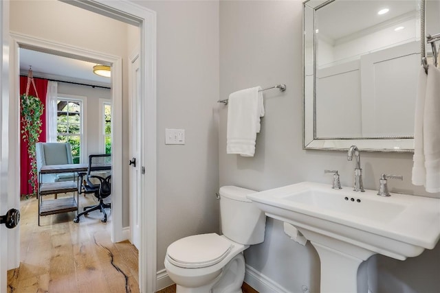 bathroom featuring recessed lighting, wood finished floors, toilet, and baseboards