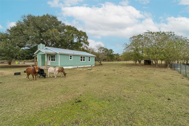 view of yard featuring a rural view