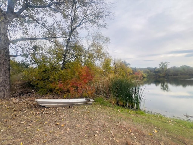 view of yard featuring a water view