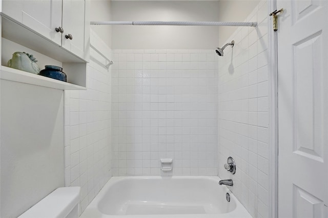 bathroom featuring tiled shower / bath combo