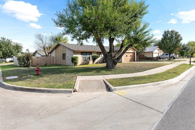 ranch-style house featuring a front lawn