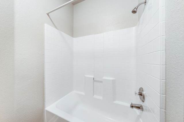 bathroom with tiled shower / bath