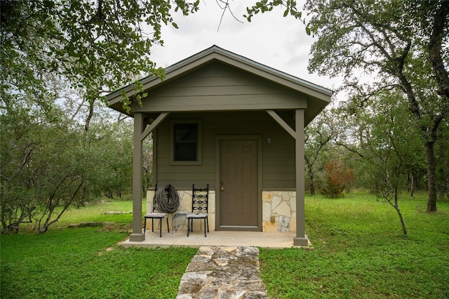 view of outdoor structure with a yard