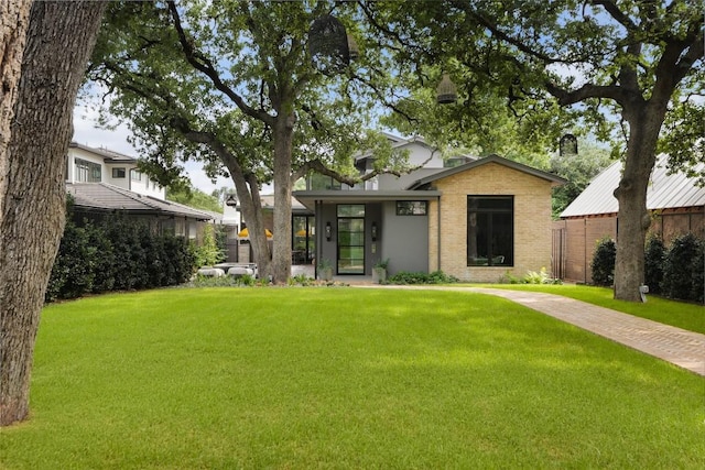 view of front of property featuring a front yard