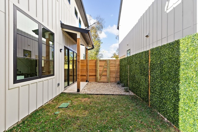 view of yard featuring a patio area